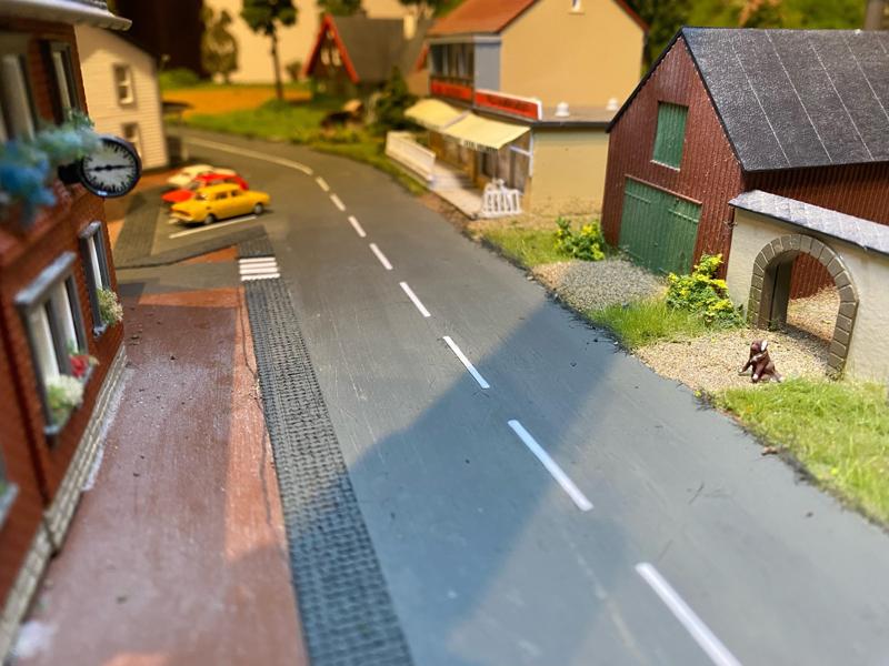 Road lines in  HO and TT scale