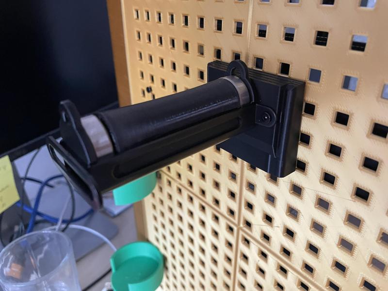 Spool roller P1P pegboard attachment