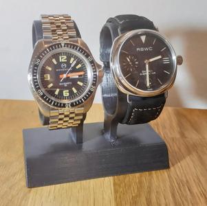 Watch stand for 2 watches