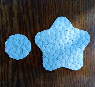 Penrose kite and darts with snap fitting and surface bumps