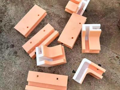 Right-angle bottomless planter pot clip