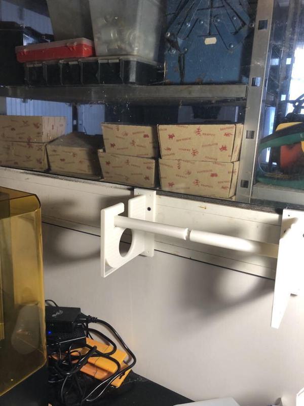 Wall-mounted paper towel holder