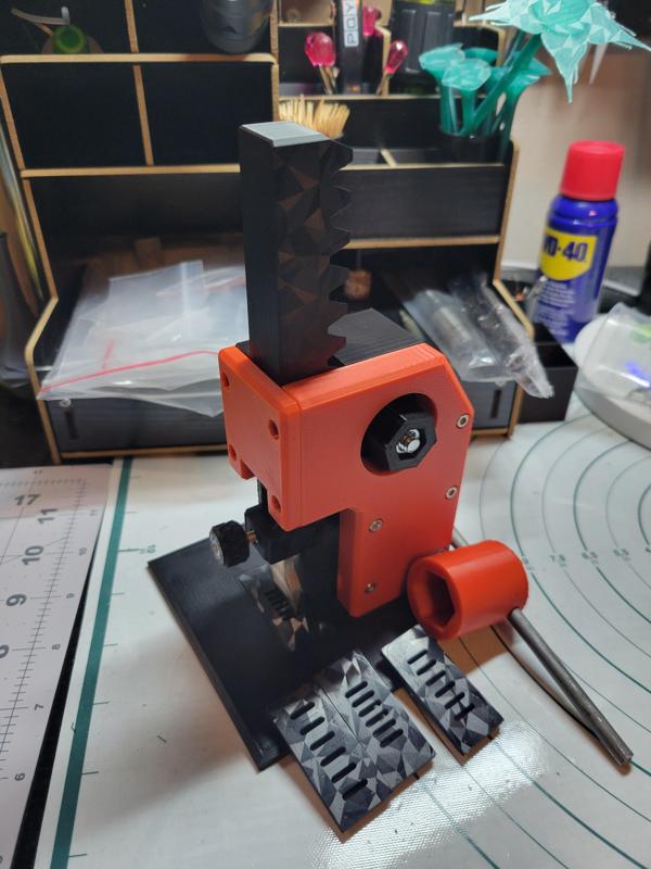 Pressly leather punch re-remix with 3, 4, 5 and 6 mm hot-swappable punch plates