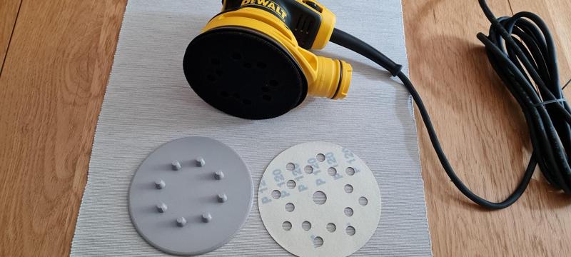 Sandpaper installation DEWALT DWE6423 Ø 125 mm