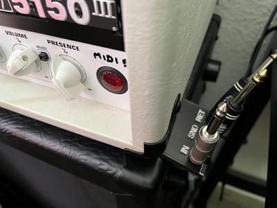 Cable holder for guitar amps