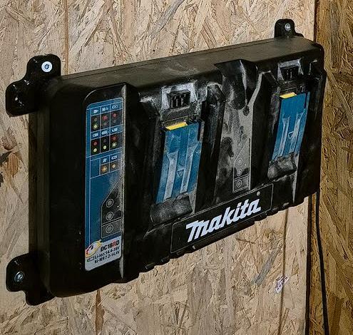 Makita DC18RD wall mount