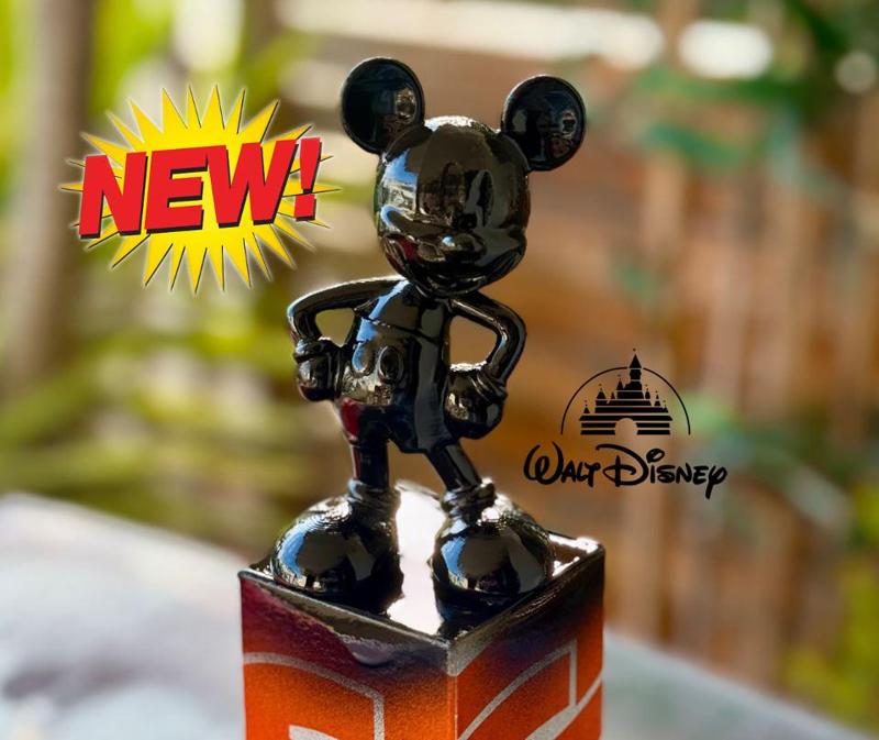 Mickey Mouse standing / posing - Walt Disney