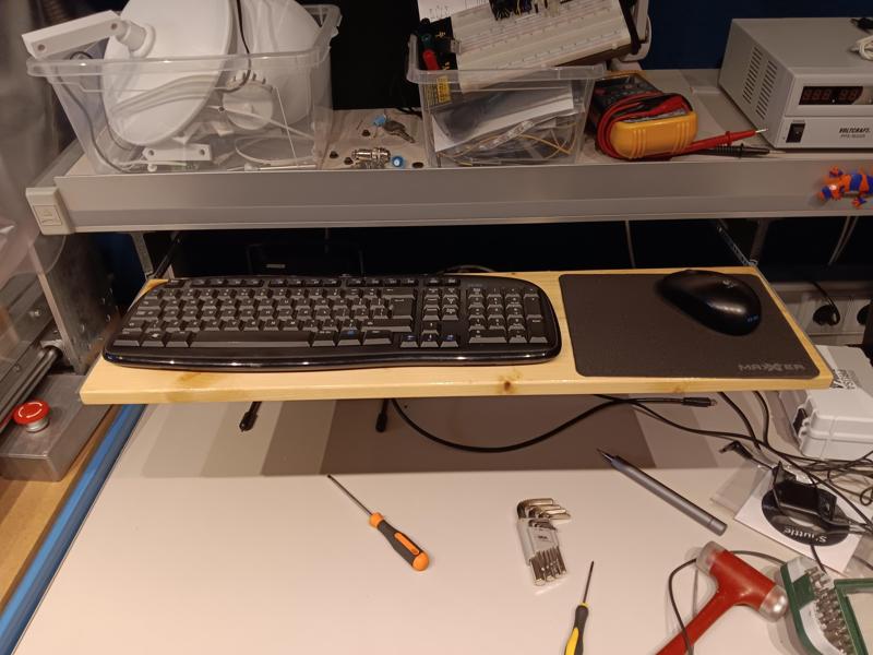 Retractable keyboard tray