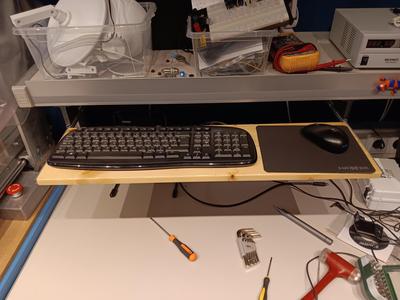 Retractable keyboard tray