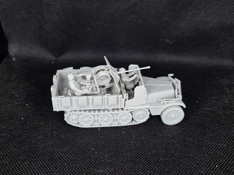 Half-track Sd.Kfz.10/5 with armor and 2 cm Flak 38 + Crewmen (Germany, WW2)