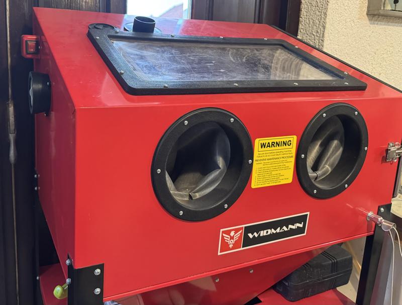 Filter housing for sandblasting cabinet