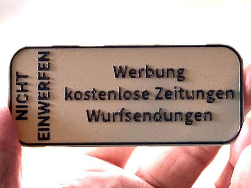 no advertising - discreet and small - no AMS