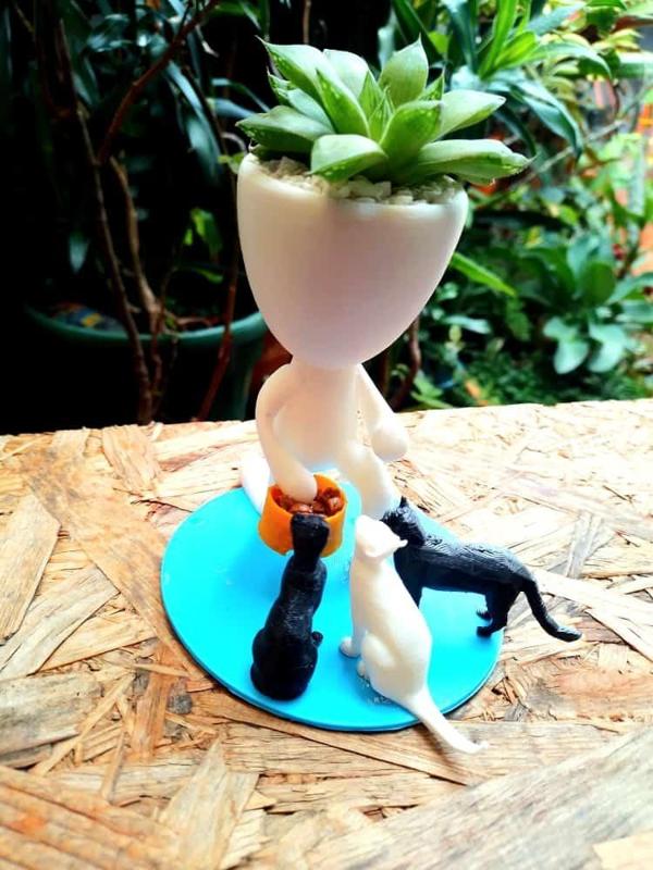 Robert Animalista flowerpot with cats