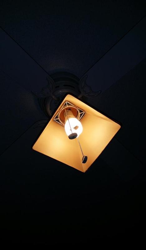 Lampshade mounting bracket