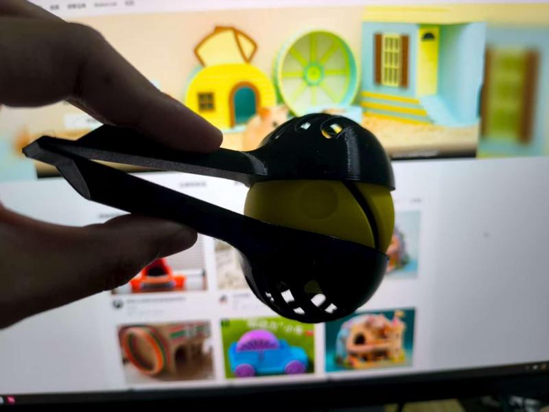 No-install one-piece hamster clip