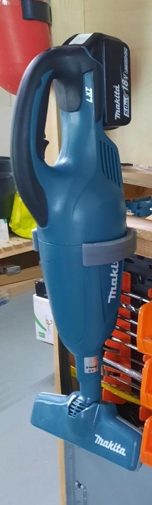 Yet an other one Makita vacuum cleaner dcl180z wall mount