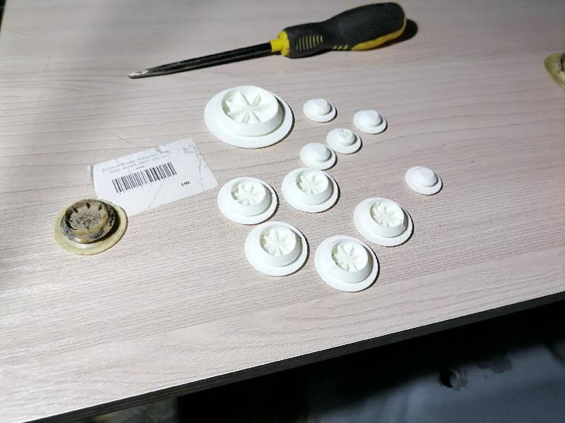 Plugs of drainage holes/Заглушки дренажных отверстий Chevrolet Niva   