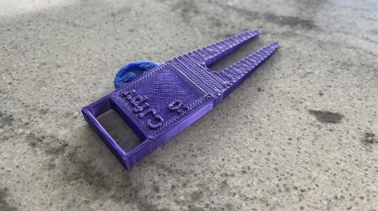 Golf divot tool with puck