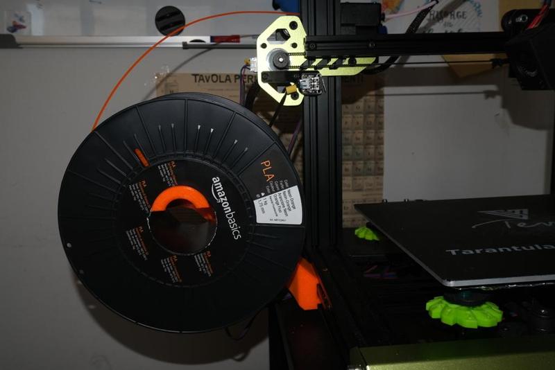 Screwless spool holder for 3d printer frame.