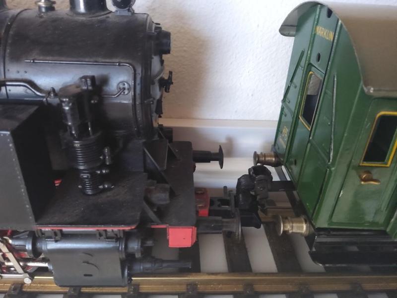 Gauge 1 (1:32): Adapter for coupling tin-plate rolling stock to Märklin hooks