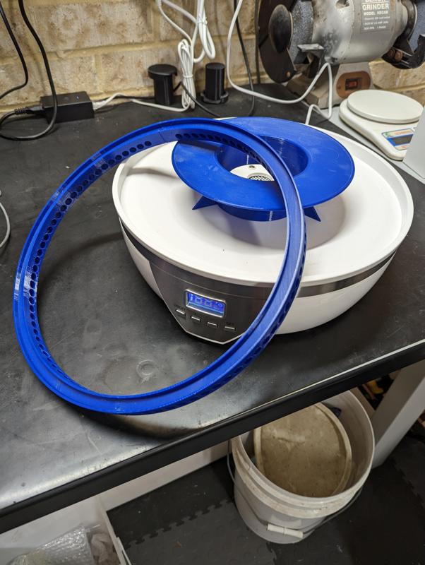Dehydrator adapter/vent for 20L bucket