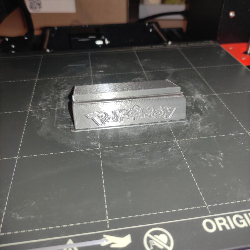 Pokemon Card Stand mit Logo