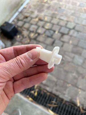 fixation bare de support capot sur Voiture Citroen C1