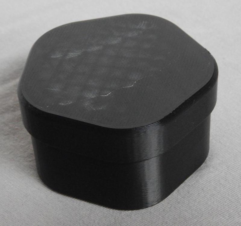 Dose fünfseitig abgerundet; Can with five sides rounded