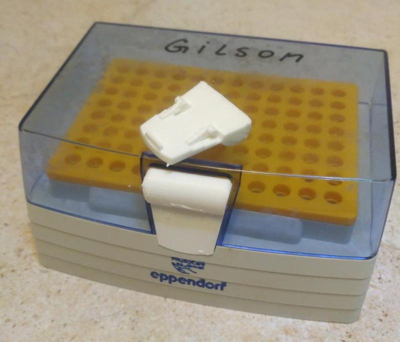 Eppendorf tip box latch