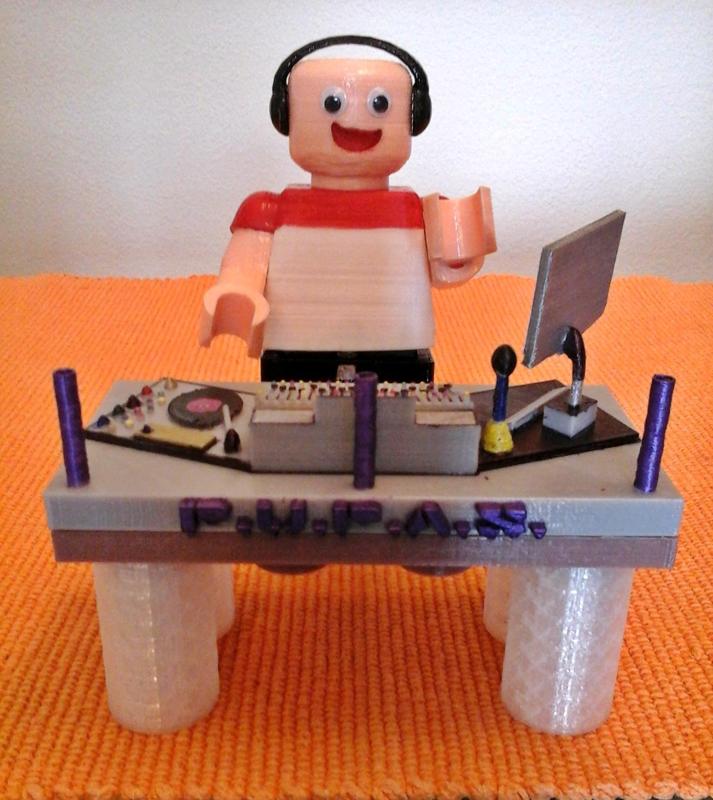 LEGO GIANT DJ