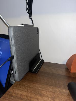 Ipad / tablet desk-edge vertical stand