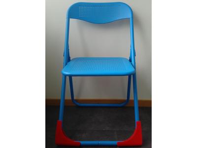 Anti-tilt brackets for foldable chairs