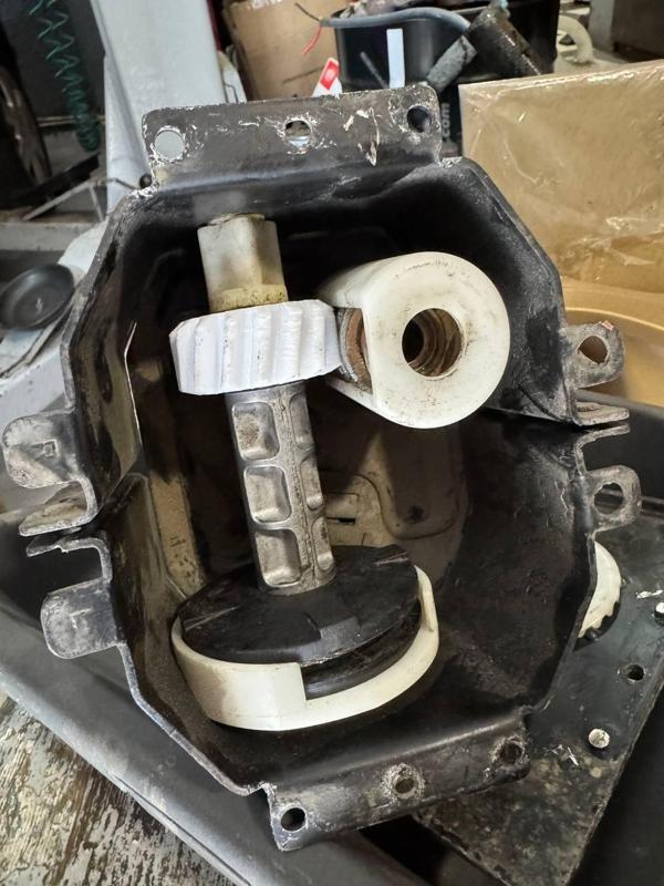 Spare wheel lifting gear