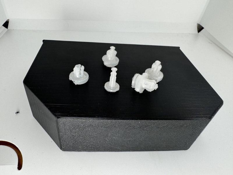 Clips for fastening plastic on Aprilia Tuareg (Rally)