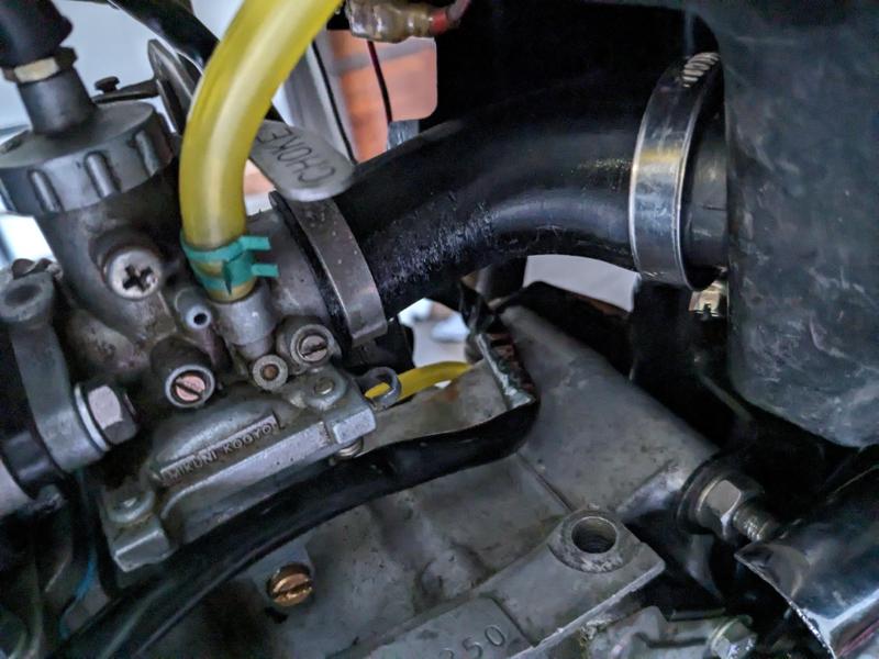 Suzuki ZR50 air intake tube