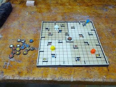 Deluxe robot puzzle game