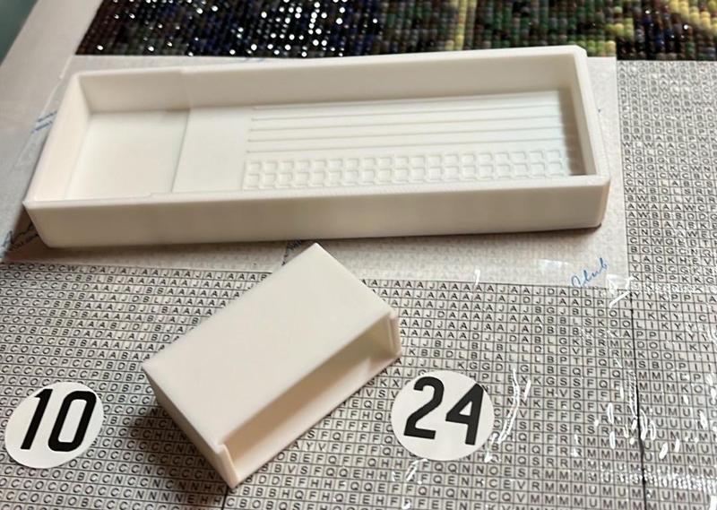 Diamond painting tray with removable boxes