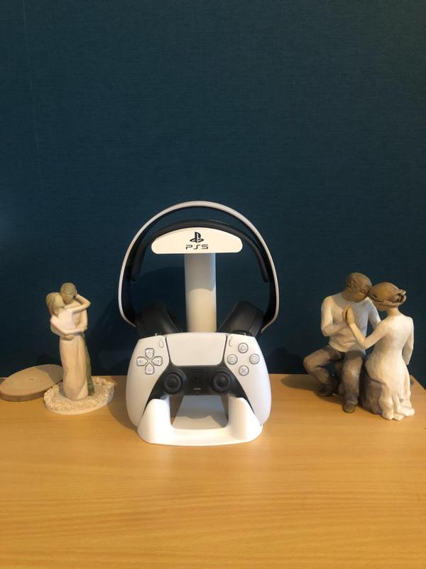 ps5 stand headphones and controller 