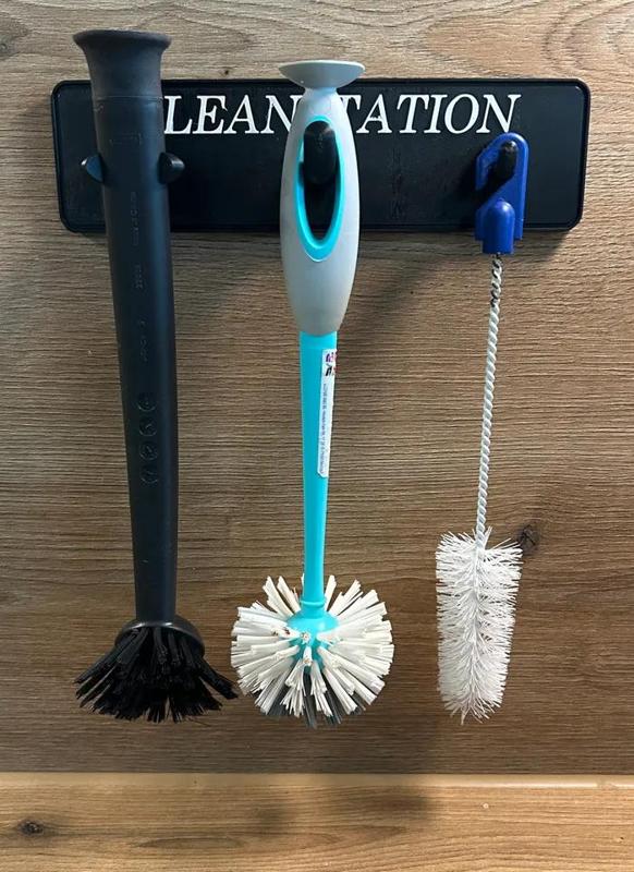 Wandhalter für die Bürsten an der Spüle in der Küche   