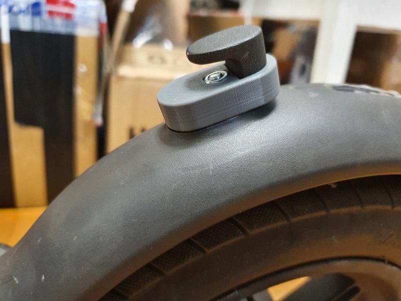 Latch hook spacer for Xiaomi M365 with monorim front fork. 