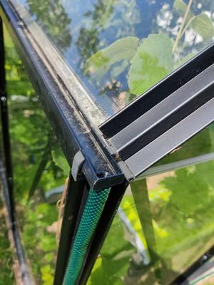 Greenhouse gutter ends