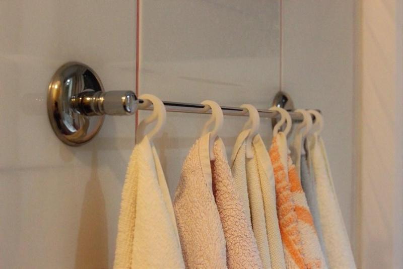 Towel clip for bars