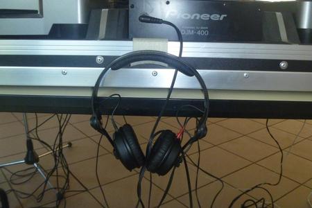 Headset support for DJ flycase