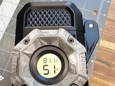 Outdoor container w/ integrated hygrometer
