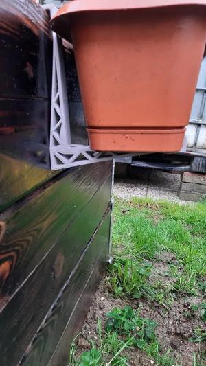 Pot holder for raised beds (hook)   