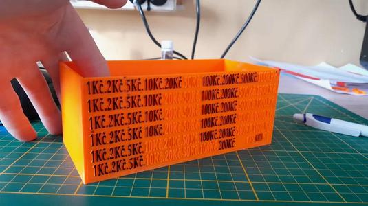 Slouží k odškrtávaní peněz v kasičce   