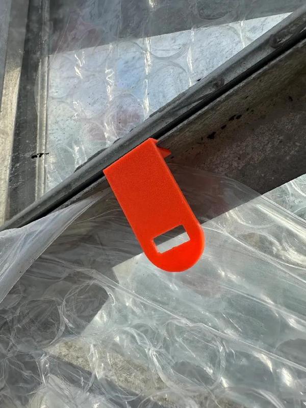 Greenhouse insulation or shading corner clip   