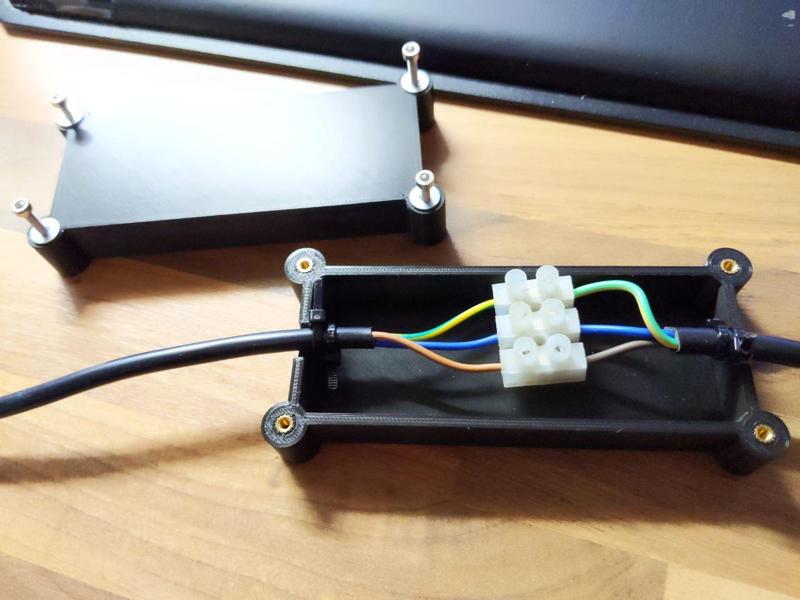 Box for power cable with Lüsterklemme