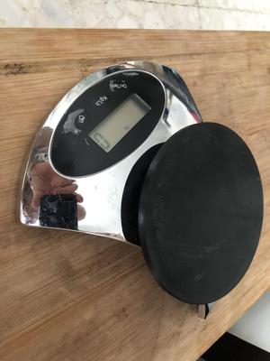 Removable scale tray