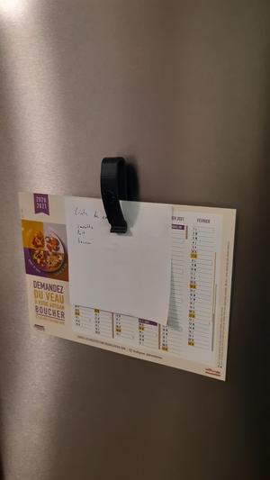 Magnetic clip for paper/photo.   Magnetic clip for papers/photo